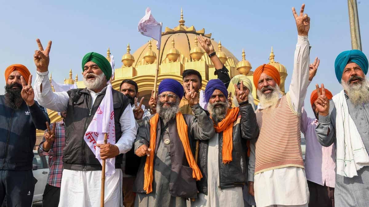 Agricultores indios celebran en Amritsar la decisión del primer ministro de revocar tres leyes agrícolas. Agricultores indios celebran en Amritsar la decisión del primer ministro de revocar tres leyes agrícolas.