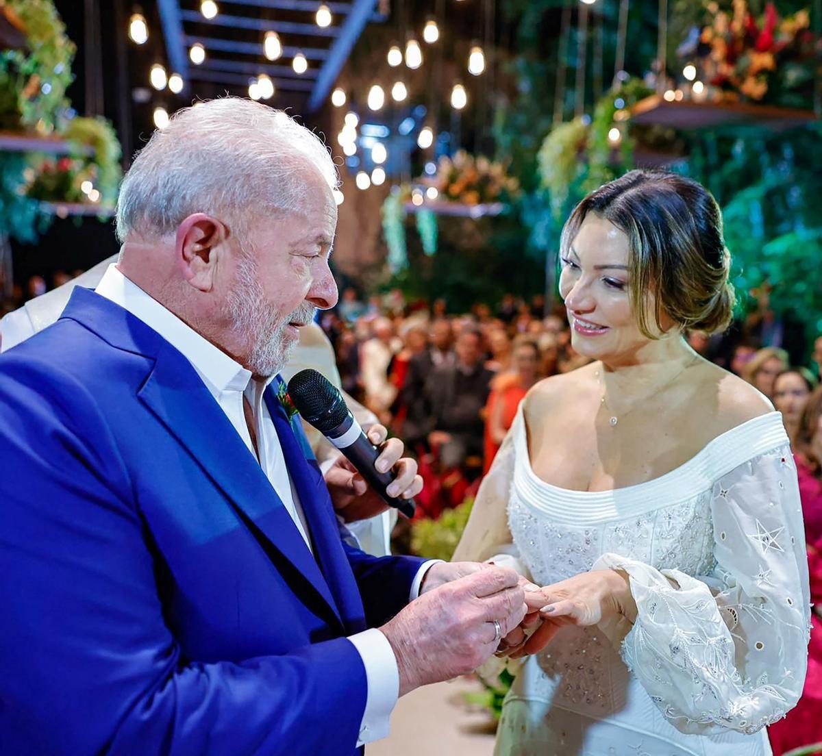 El expresidente brasileño Luiz Inacio Lula da Silva y la socióloga Rosangela Silva, durante su boda en Sao Paulo.