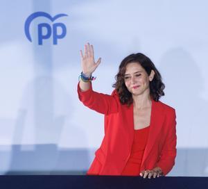 La presidenta de la Comunidad de Madrid y candidata a la reelección, Isabel Díaz Ayuso, celebra la victoria del partido en la sede nacional del PP, a 28 de mayo de 2023, en Madrid (España).