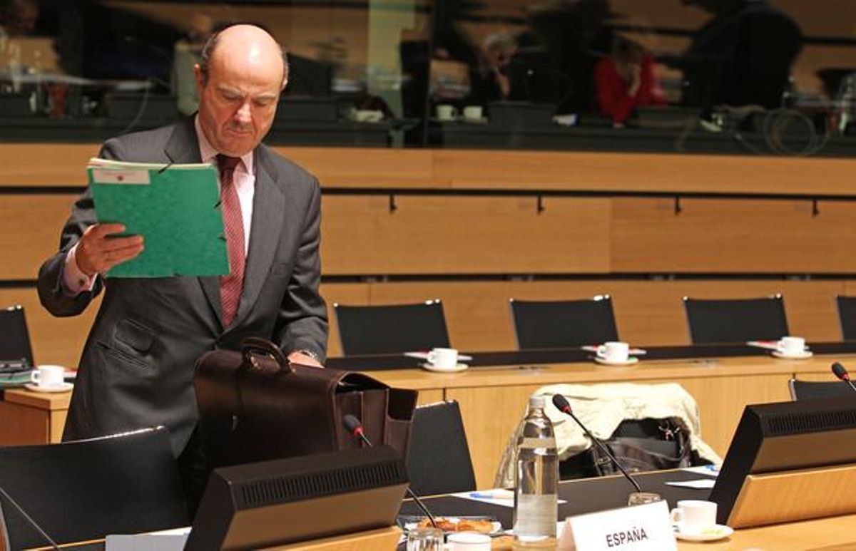 Luis de Guindos, este martes en Luxemburgo, en la reunión de ministros de Finanzas del euro. Luis de Guindos, este martes en Luxemburgo, en la reunión de ministros de Finanzas del euro.