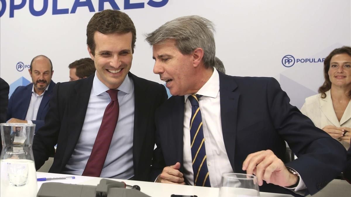 El presidente del Partido Popular, Pablo Casado, con Ángel Garrido durante una reunión de la ejecutiva del PP madrileño celebrada el 30 de julio de 2018. El presidente del Partido Popular, Pablo Casado, con Ángel Garrido durante una reunión de la ejecutiva del PP madrileño celebrada el 30 de julio de 2018.