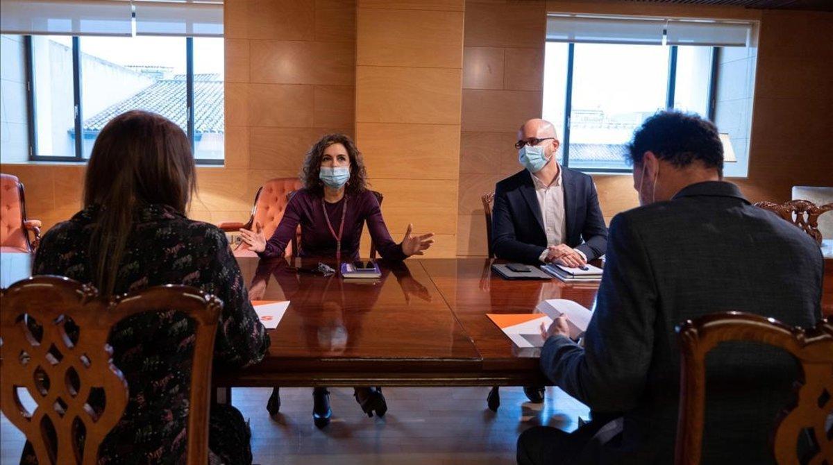 La ministra de Hacienda, María Jesús Montero (PSOE), y el secretario de Estado de Derechos Sociales, Nacho Álvarez (Podemos), esta mañana en la reunión con los dirigentes de Ciudadanos en el Congreso. La ministra de Hacienda, María Jesús Montero (PSOE), y el secretario de Estado de Derechos Sociales, Nacho Álvarez (Podemos), esta mañana en la reunión con los dirigentes de Ciudadanos en el Congreso.