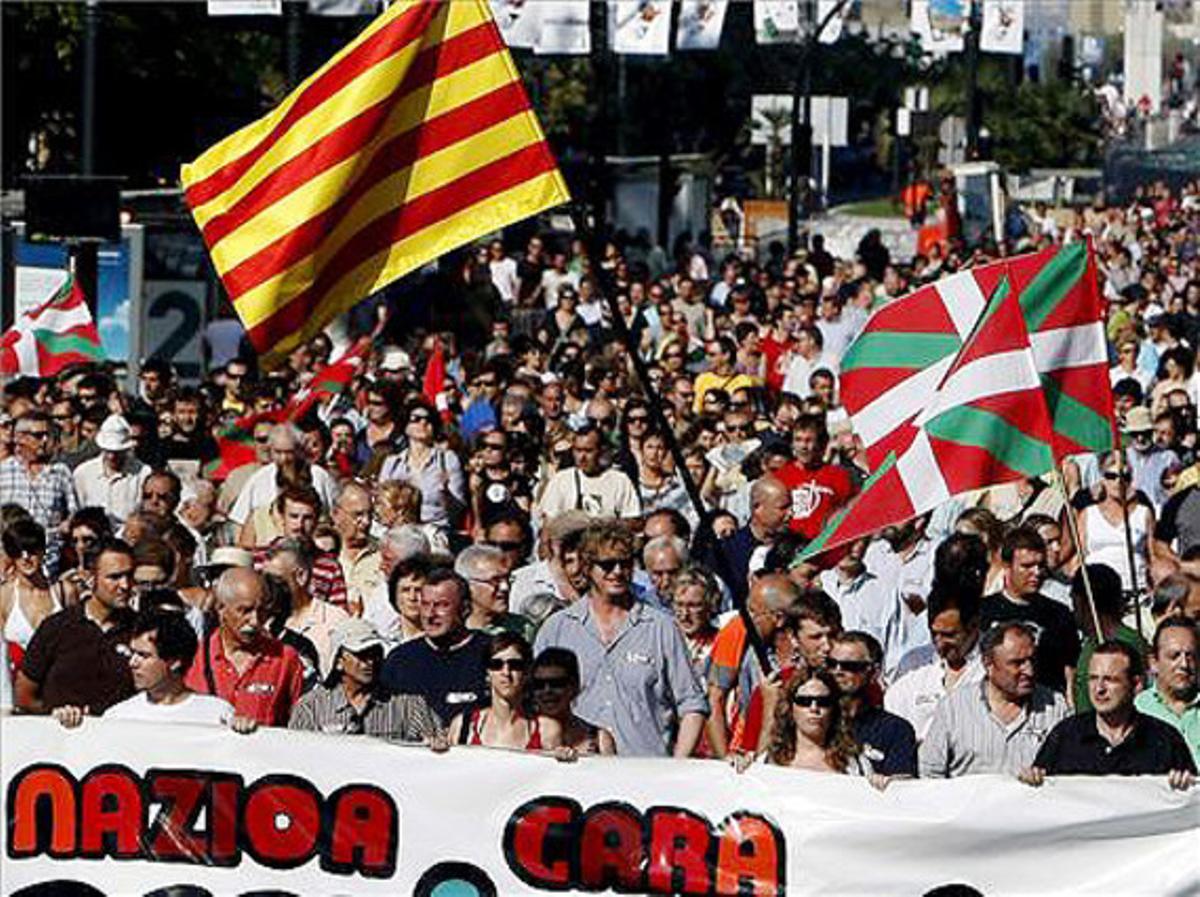 Miles de personas se manifiestan en San Sebastián en solidaridad con Catalunya