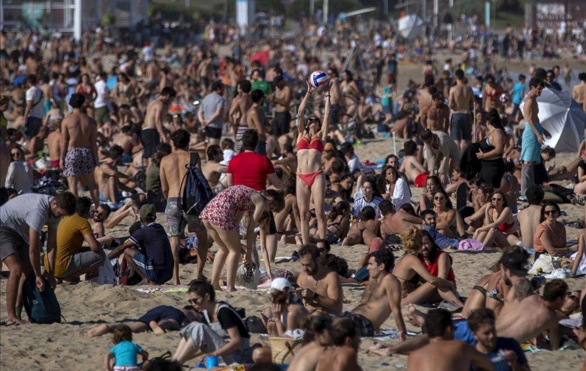 Una de las playas de Barcelona, abarrotada, a mediados de junio de este año.