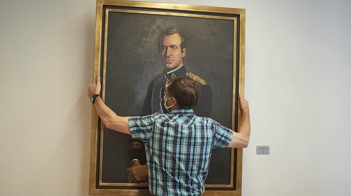 Un operario retira el retrato del rey emérito, Juan Carlos I, de la Sala de Gobierno del Legislativo Foral del Parlamento de Navarra, el pasado 15 de junio. Un operario retira el retrato del rey emérito, Juan Carlos I, de la Sala de Gobierno del Legislativo Foral del Parlamento de Navarra, el pasado 15 de junio.
