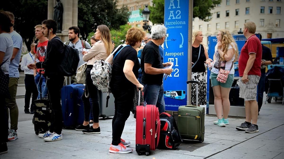 Turitas esperando el Aerobus en la Plaza Catalunya. Turitas esperando el Aerobus en la Plaza Catalunya.