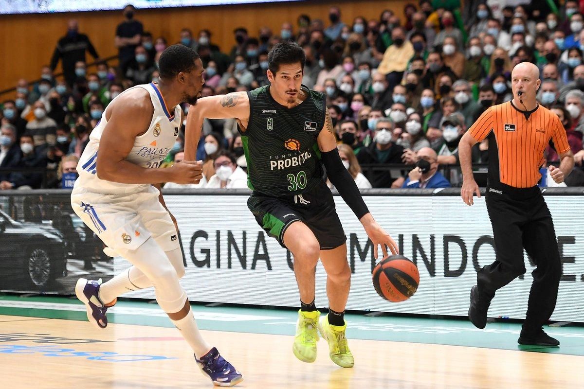 Derek Willis, en una acción ofensiva. Derek Willis, en una acción ofensiva.
