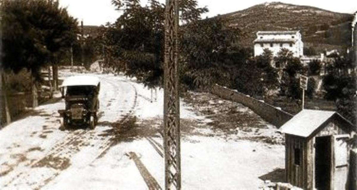 Un vehículo circula por la Arrabassada durante la primera década del siglo XX, cuando el tranvía aún no estaba instalado.