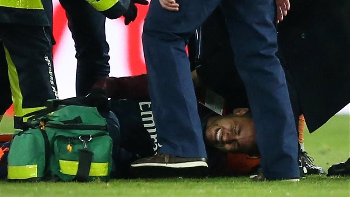 Neymar se lamenta de la lesión en el tobillo derecho que padeció en el Parque de los Príncipes parisino. Neymar se lamenta de la lesión en el tobillo derecho que padeció en el Parque de los Príncipes parisino.