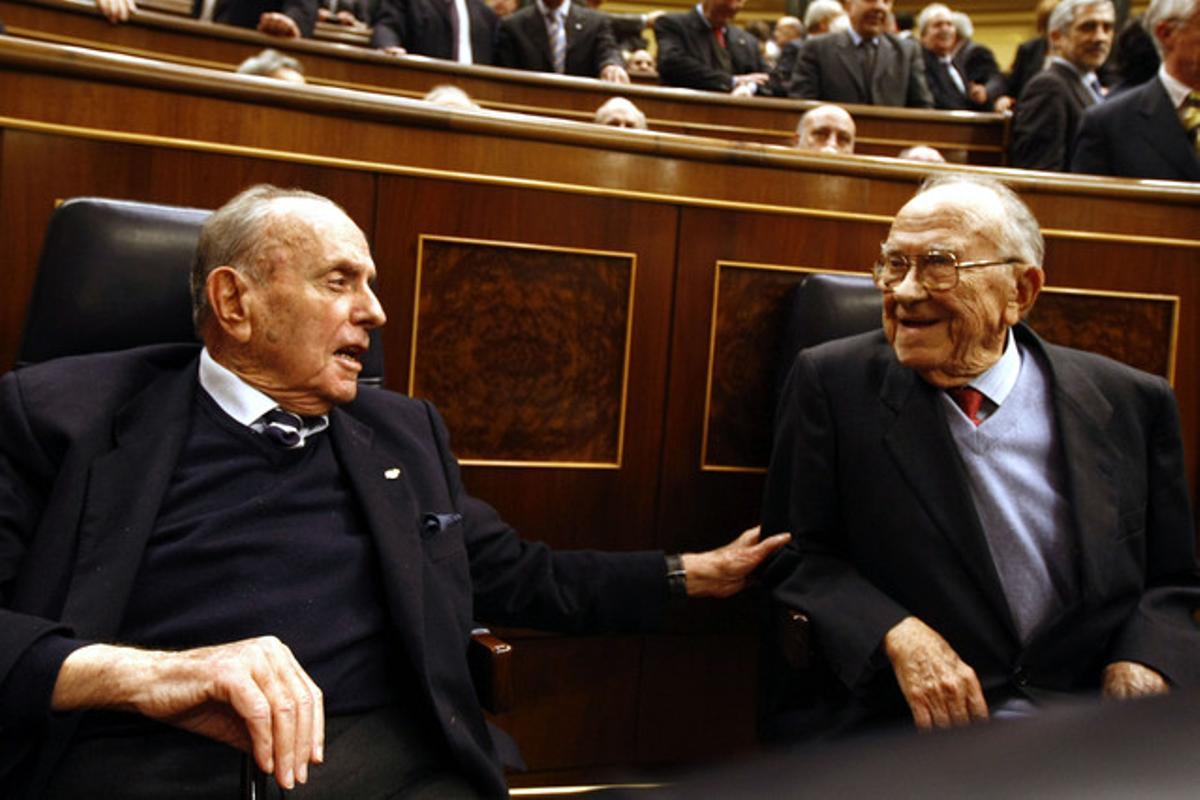 Manuel Fraga parla amb Santiago Carrillo, el 23 de febrer, al Congrés dels Diputats, durant l’acte d’aniversari del 23-F. Manuel Fraga parla amb Santiago Carrillo, el 23 de febrer, al Congrés dels Diputats, durant l’acte d’aniversari del 23-F.