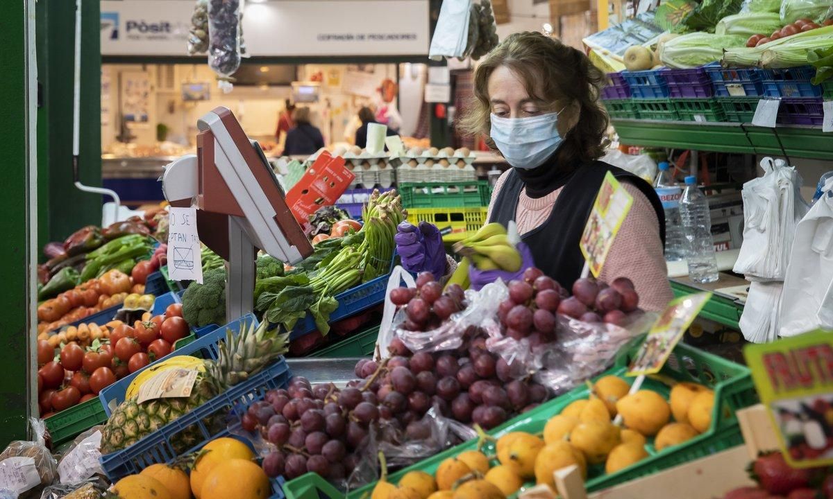 Puesto de verdura en un mercado municipal. Puesto de verdura en un mercado municipal.