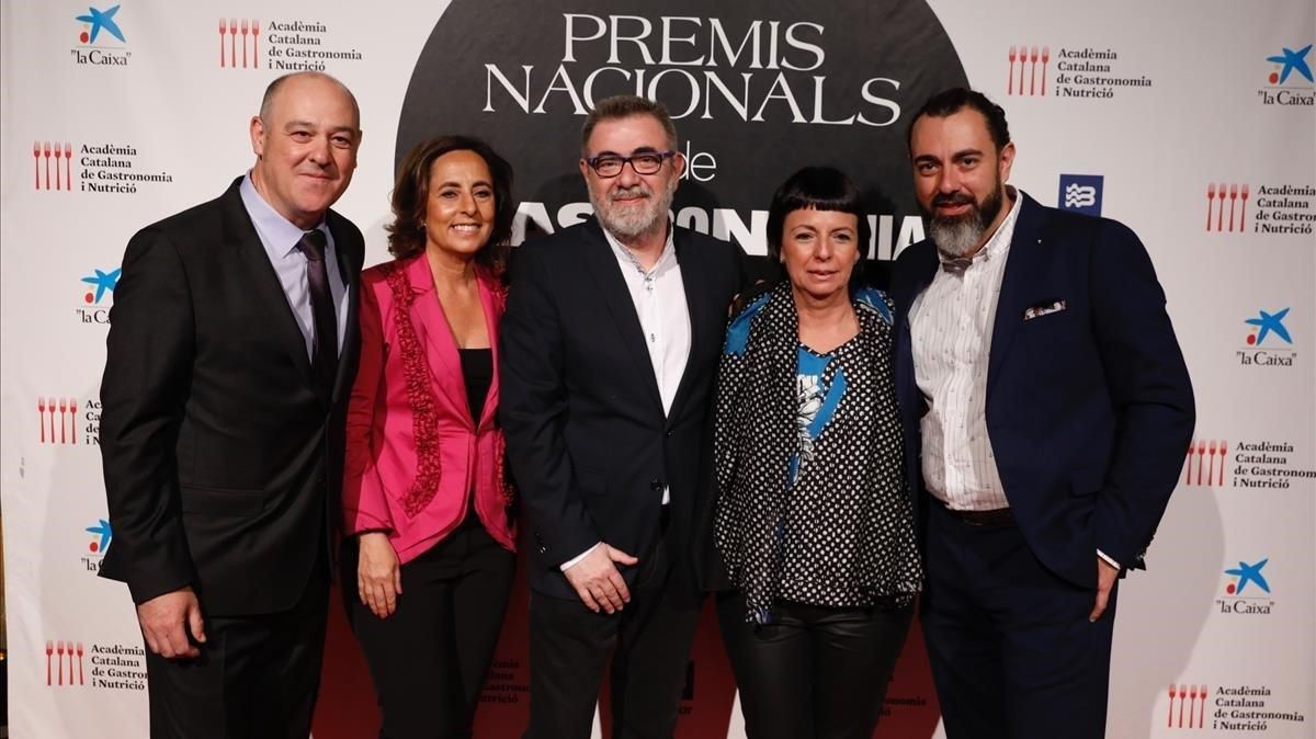 De izquierda a derecha, el jefe de sala Joan Carles Ibáñez, los periodistas Cristina Jolonch y Pau Arenós y los chef Fina Puigdevall y Rafa Zafra, todos ellos premiados por la Academia de la Gastronomia Catalana este 2019, este miércoles en la Llotja de Mar. De izquierda a derecha, el jefe de sala Joan Carles Ibáñez, los periodistas Cristina Jolonch y Pau Arenós y los chef Fina Puigdevall y Rafa Zafra, todos ellos premiados por la Academia de la Gastronomia Catalana este 2019, este miércoles en la Llotja de Mar.
