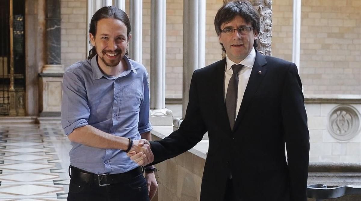 Pablo Iglesias y Carles Puigdemont, en el Palau de la Generalitat, en abril del año pasado. Pablo Iglesias y Carles Puigdemont, en el Palau de la Generalitat, en abril del año pasado.