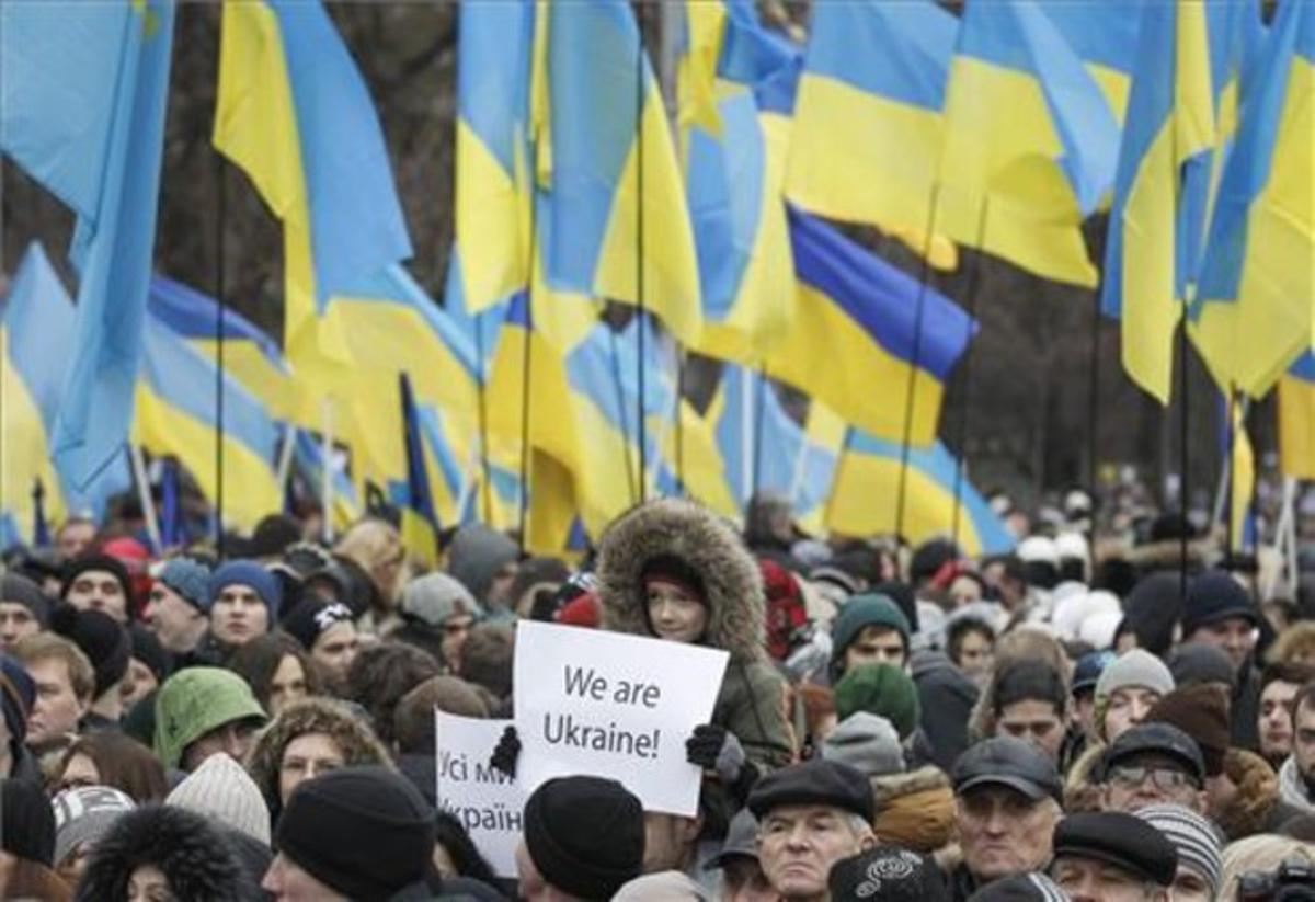 Miles de manifestantes, durante la ’Marcha de la dignidad’, celebrada en Kiev este domingo.