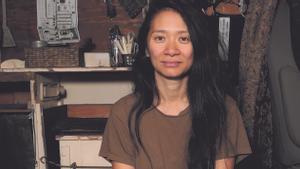 La directora Chloé Zhao, en el autocine en el que se estrenó Nomadland en Los Ángeles en 2020.