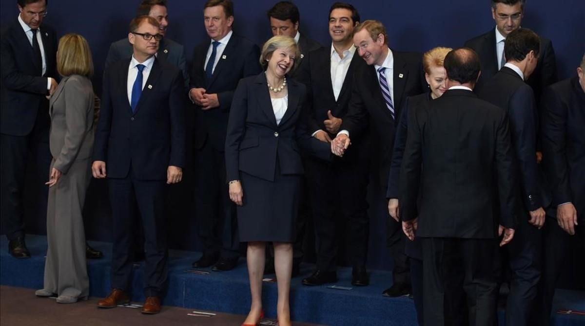 Theresa May, en el centro, saludando a otros dirigentes europeos. Theresa May, en el centro, saludando a otros dirigentes europeos.
