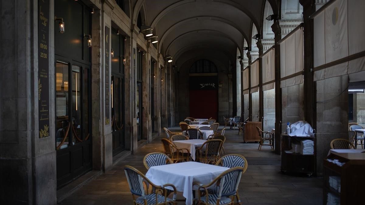 Terraza de un restaurante vacía en la plaza Pau Vila de Barcelona, este miércoles. Terraza de un restaurante vacía en la plaza Pau Vila de Barcelona, este miércoles.