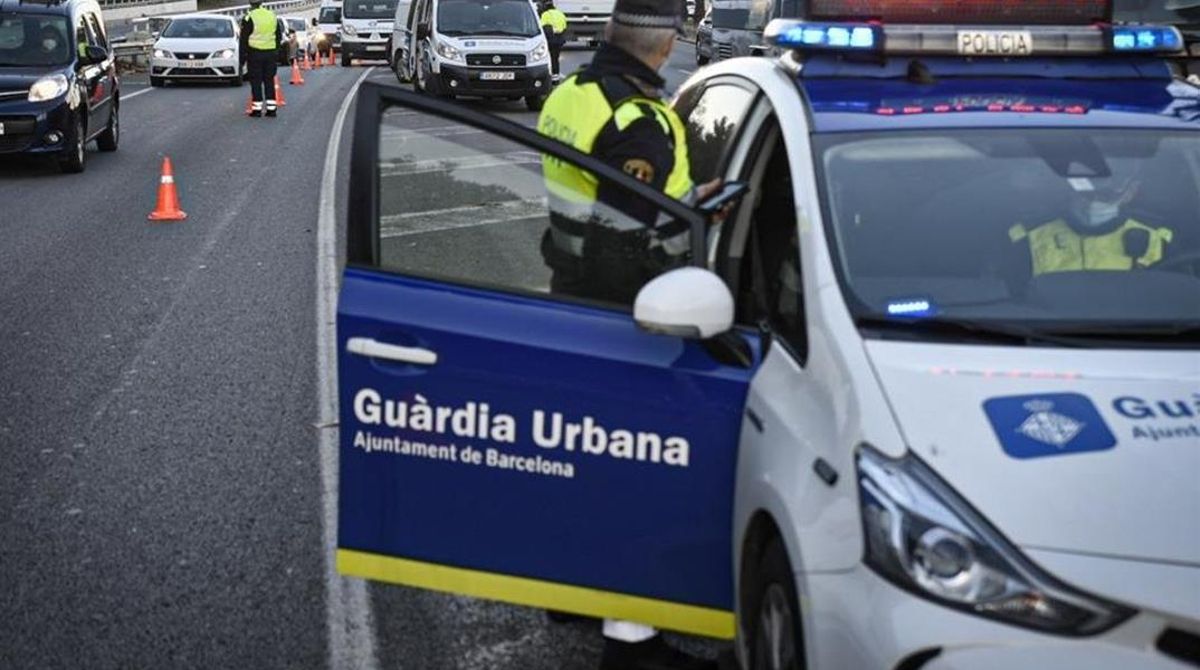 Vehículo de la Guardia Urbana en un control. Vehículo de la Guardia Urbana en un control.