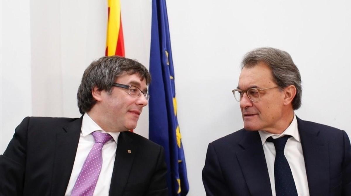 El ’president’ Carles Puigdemont y el ’expresident’ Artur Mas, en la sede del PDECat en Barcelona.