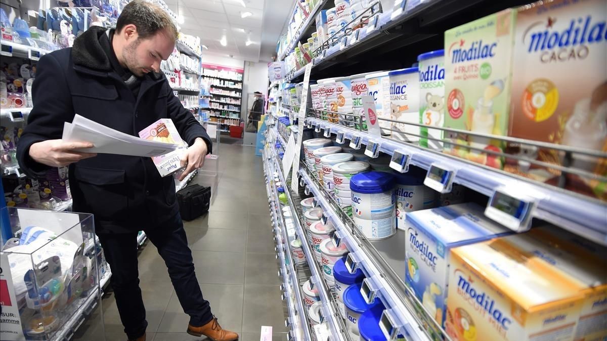 Un trabajador del Gobierno francés inspecciona productos de Lactalis en una farmacia. Un trabajador del Gobierno francés inspecciona productos de Lactalis en una farmacia.