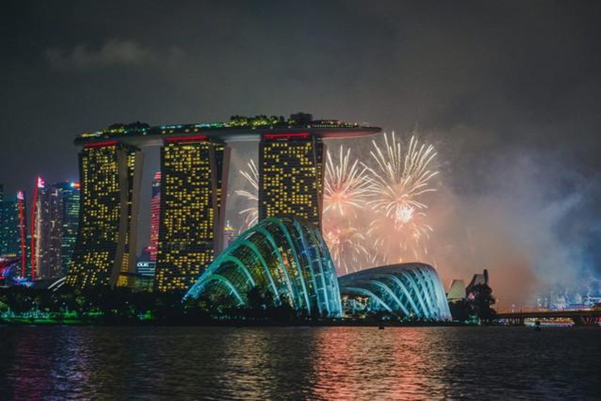 El cel i la badia de Singapur durant la celebració de la independència aquest diumenge. El cel i la badia de Singapur durant la celebració de la independència aquest diumenge.