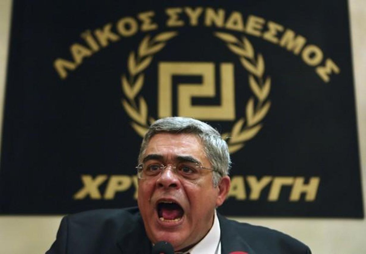 El líder de Amanecer Dorado, Nikolaos Mijaloliakos, durante una rueda de prensa, el pasado mayo en Atenas. El líder de Amanecer Dorado, Nikolaos Mijaloliakos, durante una rueda de prensa, el pasado mayo en Atenas.