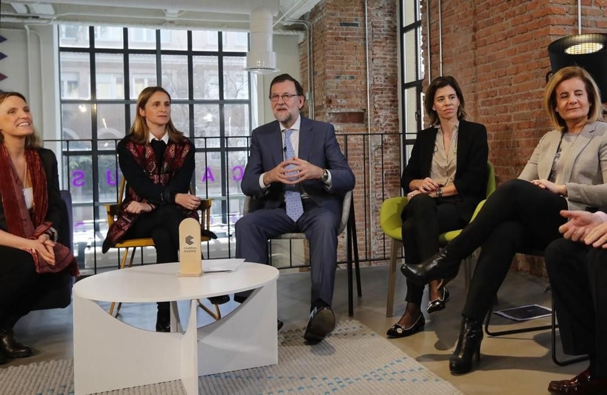 El presidente del Gobierno en funciones, Mariano Rajoy, y la ministra de Empleo, Fátima Báñez, en un acto con mujeres emprendedoras. El presidente del Gobierno en funciones, Mariano Rajoy, y la ministra de Empleo, Fátima Báñez, en un acto con mujeres emprendedoras.