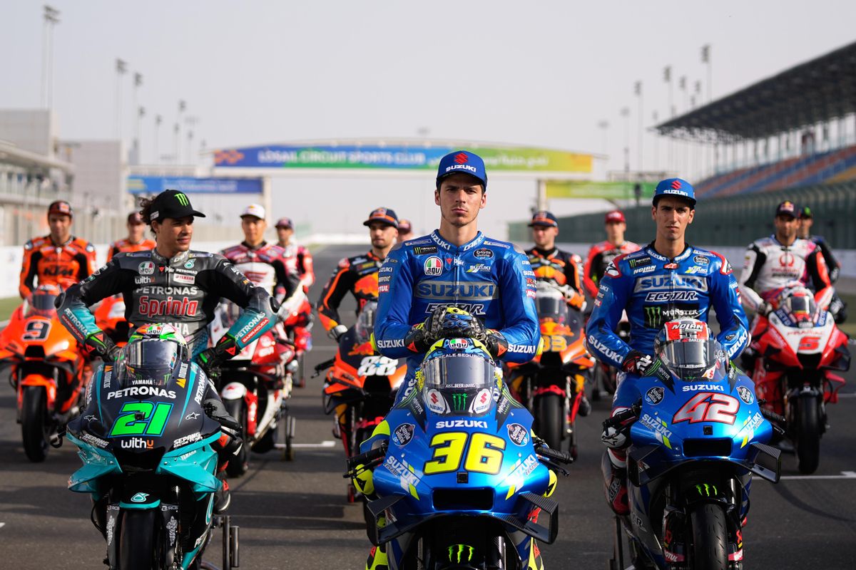 El mallorquín Joan Mir (Suzuki), en el centro de la imagen, liderando la foto oficial de MotoGP, en el circuito de Losail (Catar). El mallorquín Joan Mir (Suzuki), en el centro de la imagen, liderando la foto oficial de MotoGP, en el circuito de Losail (Catar).