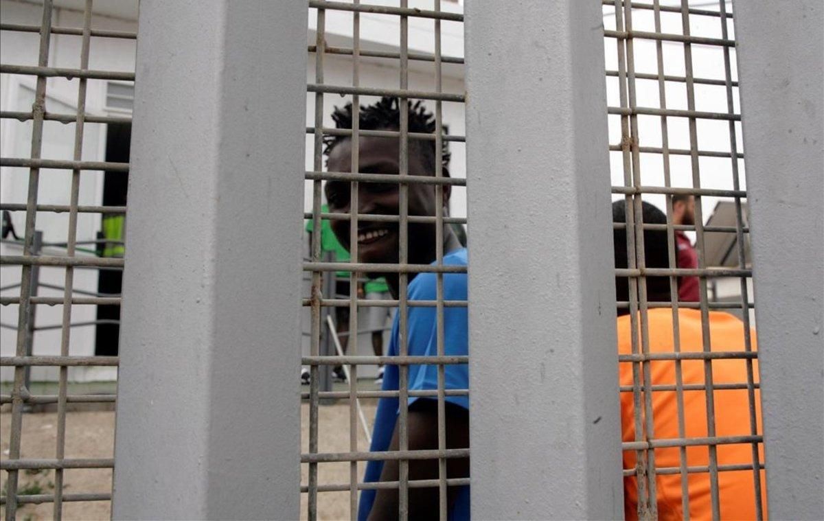 Un inmigrante subsahariano, en el Centro de Estancia Temporal de Inmigrantes de Melilla, tras saltar la valla fronteriza con Marruecos. Un inmigrante subsahariano, en el Centro de Estancia Temporal de Inmigrantes de Melilla, tras saltar la valla fronteriza con Marruecos.