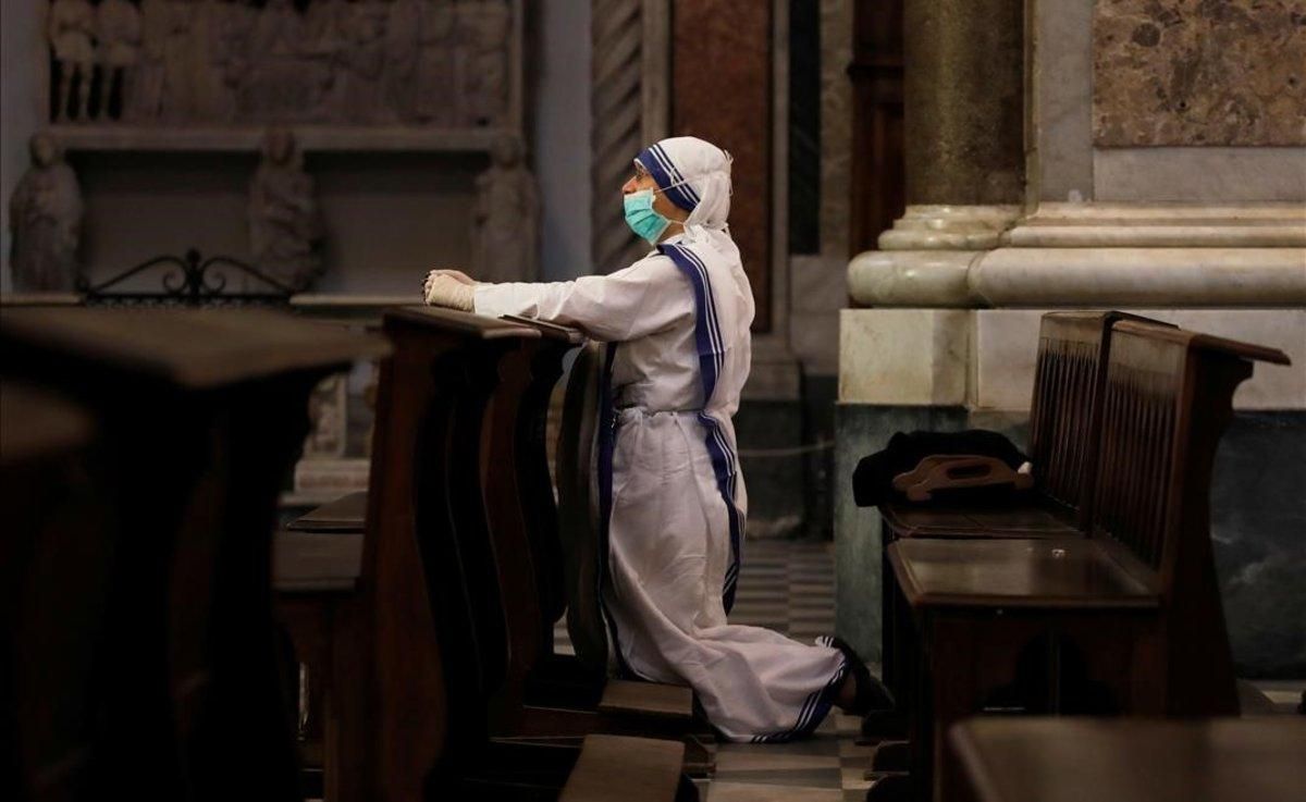 Una monja se protege con mascarilla durante una misa en la catedral de Nápoles. Una monja se protege con mascarilla durante una misa en la catedral de Nápoles.