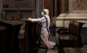 Una monja se protege con mascarilla durante una misa en la catedral de Nápoles. 