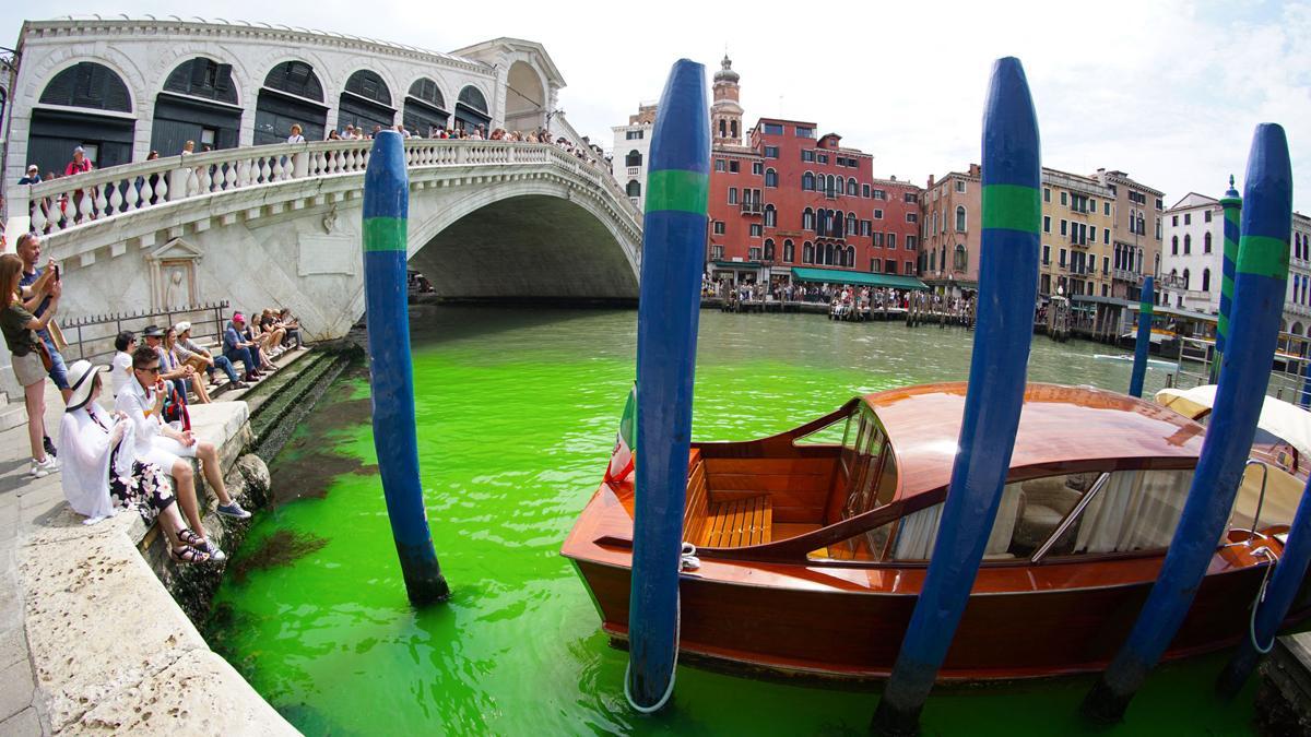 Alerta a Venècia: l’aigua del Gran Canal es tenyeix misteriosament de verd