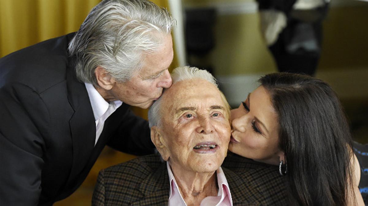 Kirk Douglas junto a su hijo Michael y la esposa de este, Catherine Zeta-Jones, durante la fiesta por sus 100 años.