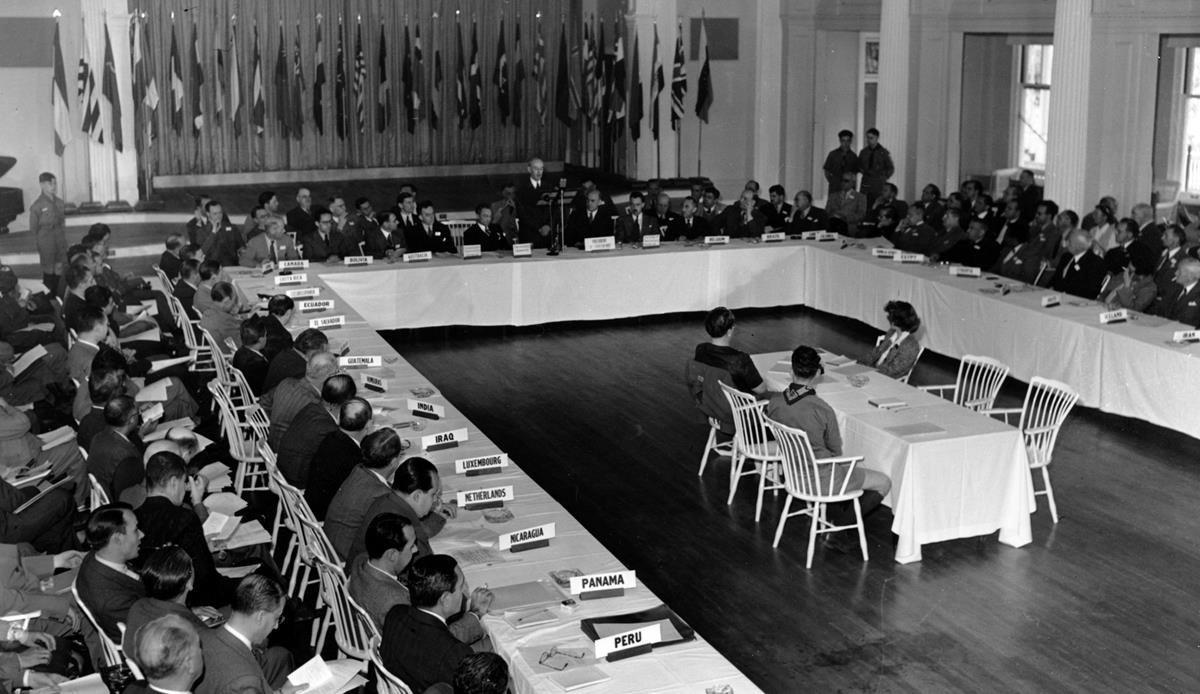 Sesión plenaria de la conferencia de Bretton Woods, el 4 de julio de 1944.
