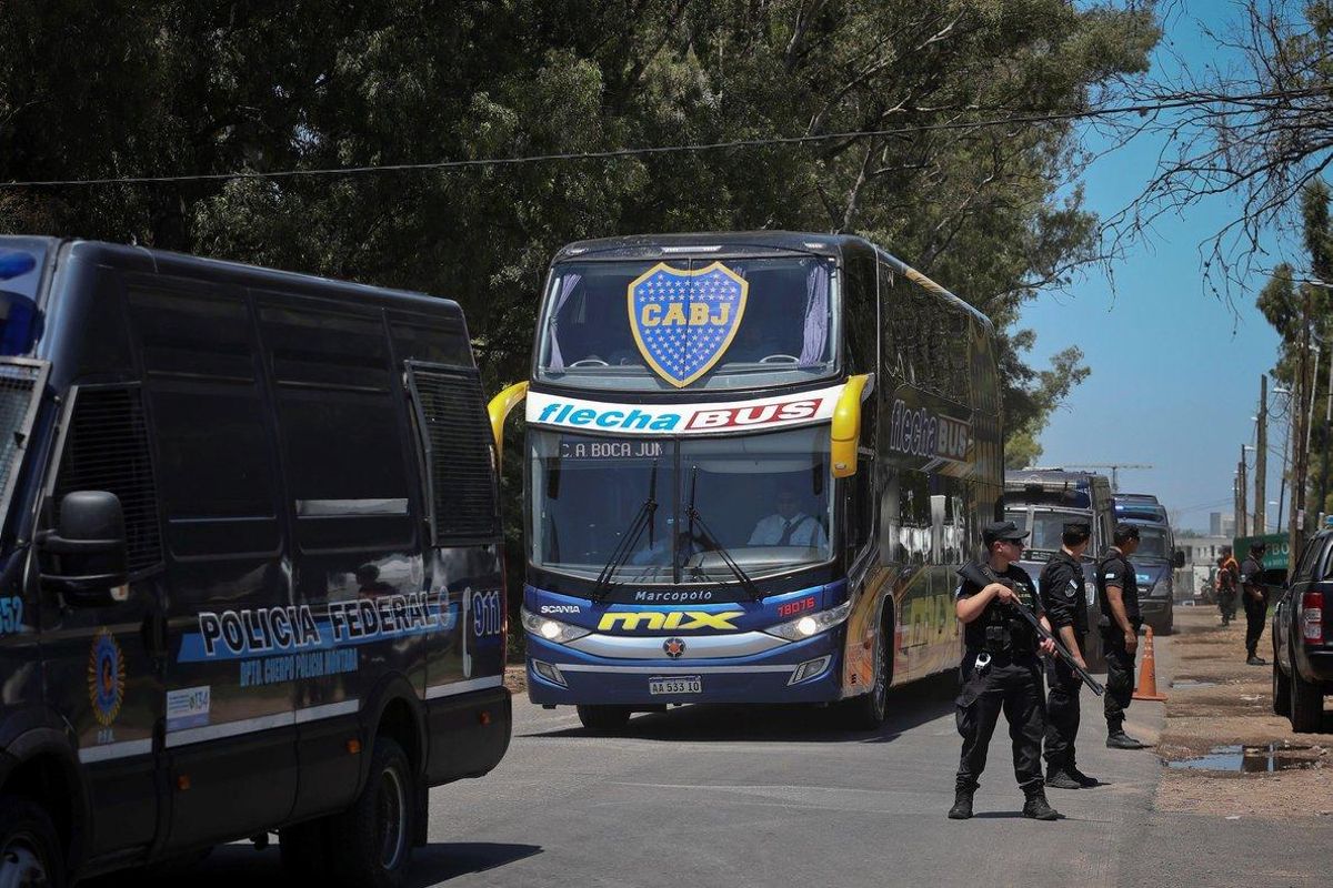 El autobus con el plantel de Boca Juniors es visto cerca al aeropuerto de Ezeiza a su regreso a Buenos Aires Argentina luego de perder la final de la Copa Libertadores contra River Plate en Madrid EFE Juan Ignacio Roncoroni El autobus con el plantel de Boca Juniors es visto cerca al aeropuerto de Ezeiza a su regreso a Buenos Aires Argentina luego de perder la final de la Copa Libertadores contra River Plate en Madrid EFE Juan Ignacio Roncoroni