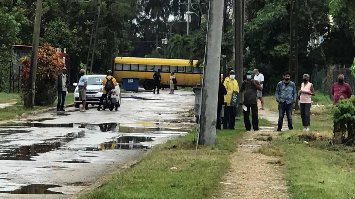 Agentes de seguridad cubanos vestidos de civil rodean la vivienda del activista Yunior García Aguilera, convocante de la marcha del 15 de noviembre, para impedir que salga o que hable con la prensa, en La Habana (Cuba). Agentes de seguridad cubanos vestidos de civil rodean la vivienda del activista Yunior García Aguilera, convocante de la marcha del 15 de noviembre, para impedir que salga o que hable con la prensa, en La Habana (Cuba).