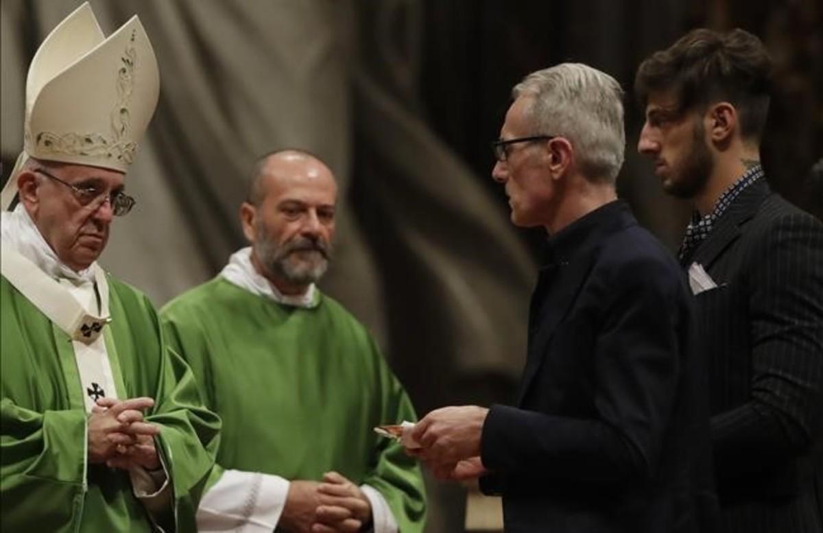 Un momento de la ceremonia oficiada por el Papa Francisco con reclusos penitenciarios en la basílica de San Pedro. Un momento de la ceremonia oficiada por el Papa Francisco con reclusos penitenciarios en la basílica de San Pedro.