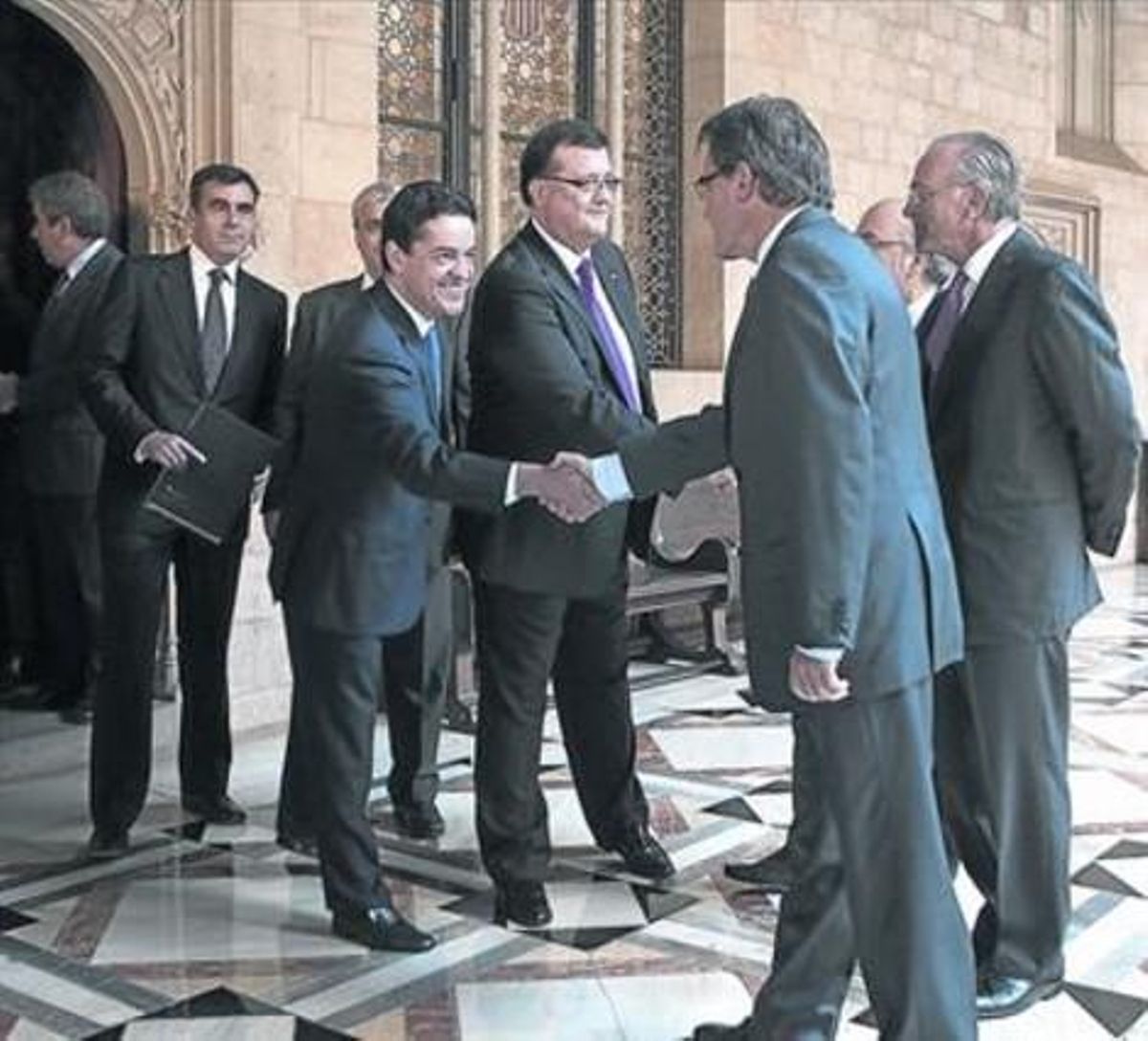 Enrique Bañuelos, a la izquierda, da la mano alpresidenten el Palau de la Generalitat, en septiembre del 2012. Enrique Bañuelos, a la izquierda, da la mano alpresidenten el Palau de la Generalitat, en septiembre del 2012.