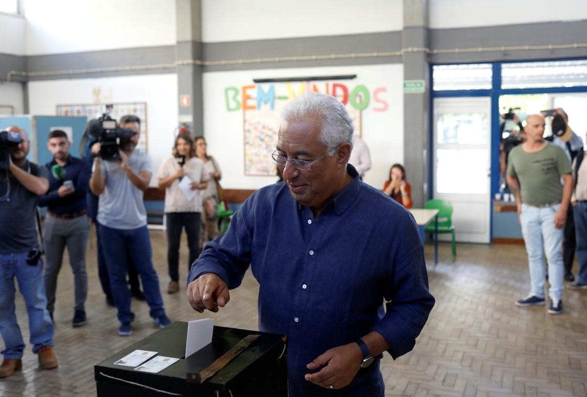 El primer ministro portugués, Antonio Costa, votando este domingo en un colegio lisboeta. 