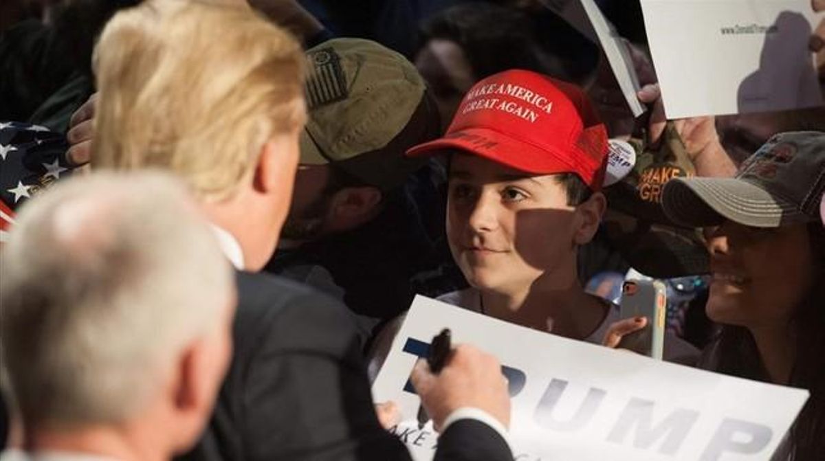Trump firma autógrafos durante un acto electoral en Millington (Tennessee), el 27 de febrero. Trump firma autógrafos durante un acto electoral en Millington (Tennessee), el 27 de febrero.
