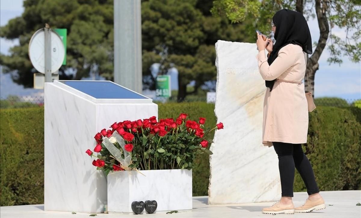 Homenaje a las víctimas del Germanwings frente a la placa honorifica de la Terminal 2 de El Prat. Homenaje a las víctimas del Germanwings frente a la placa honorifica de la Terminal 2 de El Prat.