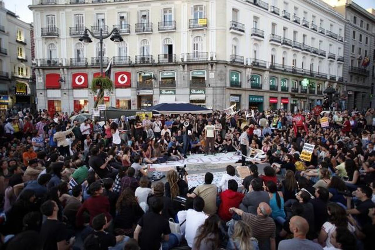 Manifestantes de la plataforma Democracia Real, Ya!, el lunes, en la Puerta del Sol, en Madrid. Manifestantes de la plataforma Democracia Real, Ya!, el lunes, en la Puerta del Sol, en Madrid.