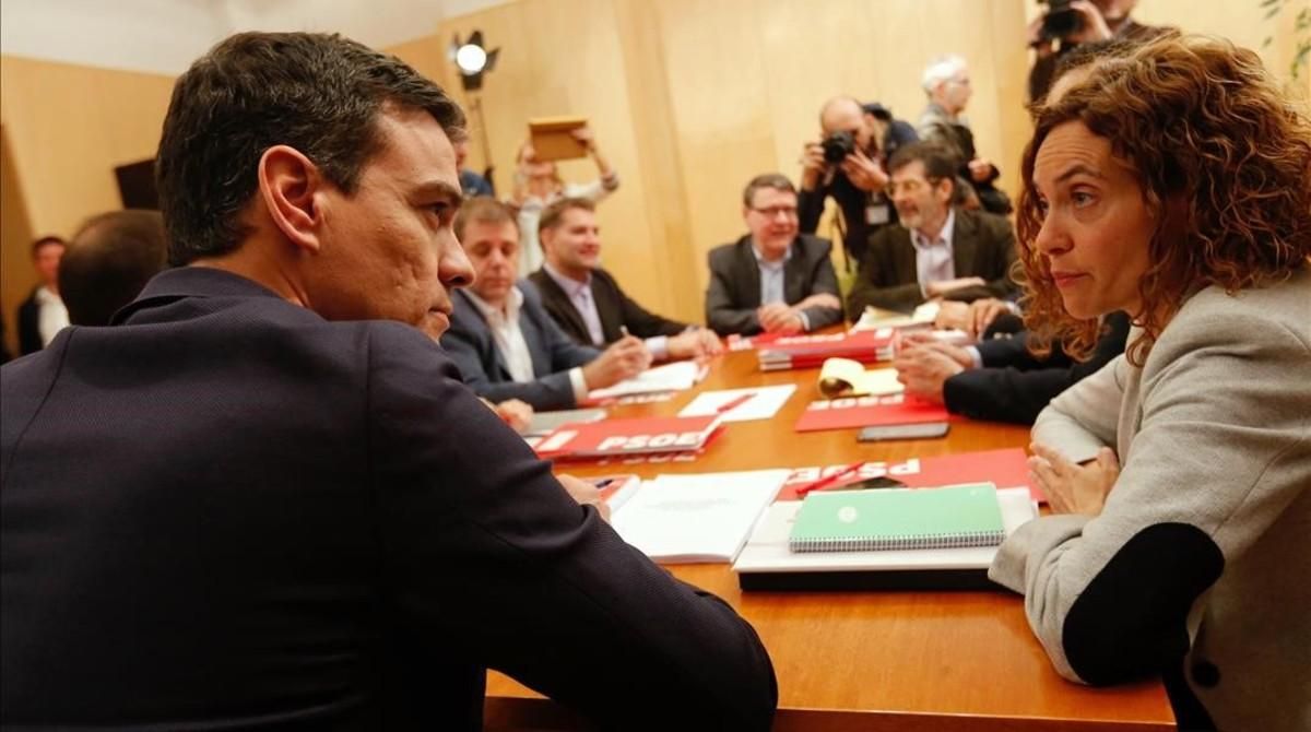 Pedro Sánchez, reunido con el equipo negociador del PSOE, este viernes en el Congreso. Pedro Sánchez, reunido con el equipo negociador del PSOE, este viernes en el Congreso.