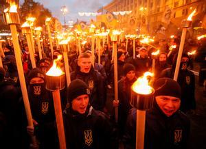 Miembros del Batallón Azov y de los partidos posfascistas Svoboda y Pravy Sektor durante una manifestación en Kiev del 2017