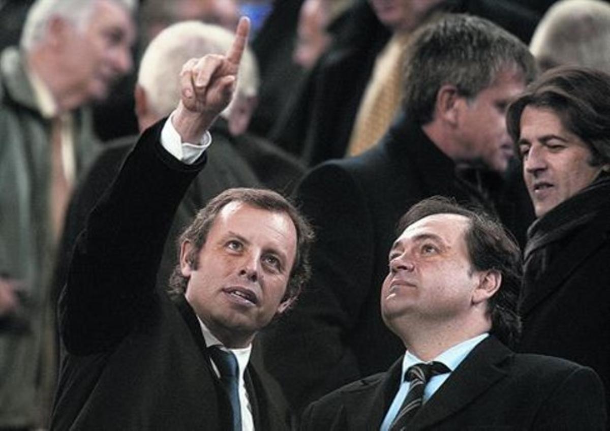 Sandro Rosell, president blaugrana, dialoga ahir amb el dirigent de la Reial, Jokin Aperribay, a la llotja del Camp Nou. Sandro Rosell, president blaugrana, dialoga ahir amb el dirigent de la Reial, Jokin Aperribay, a la llotja del Camp Nou.