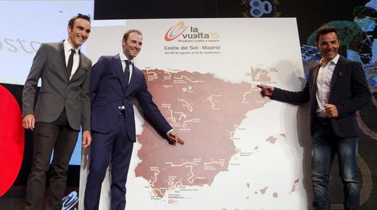 Los ciclistas Luis Ángel Maté, Alejandro Valverde y Joaquim Rodríguez posan ante el mapa del recorrido de la Vuelta 2015, presentado en Torremolinos.