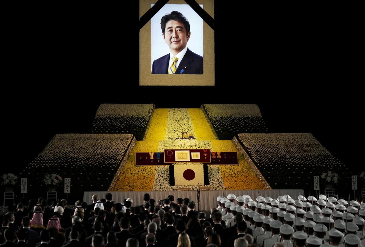 Els vincles amb una tèrbola església dinamiten el funeral d’Abe
