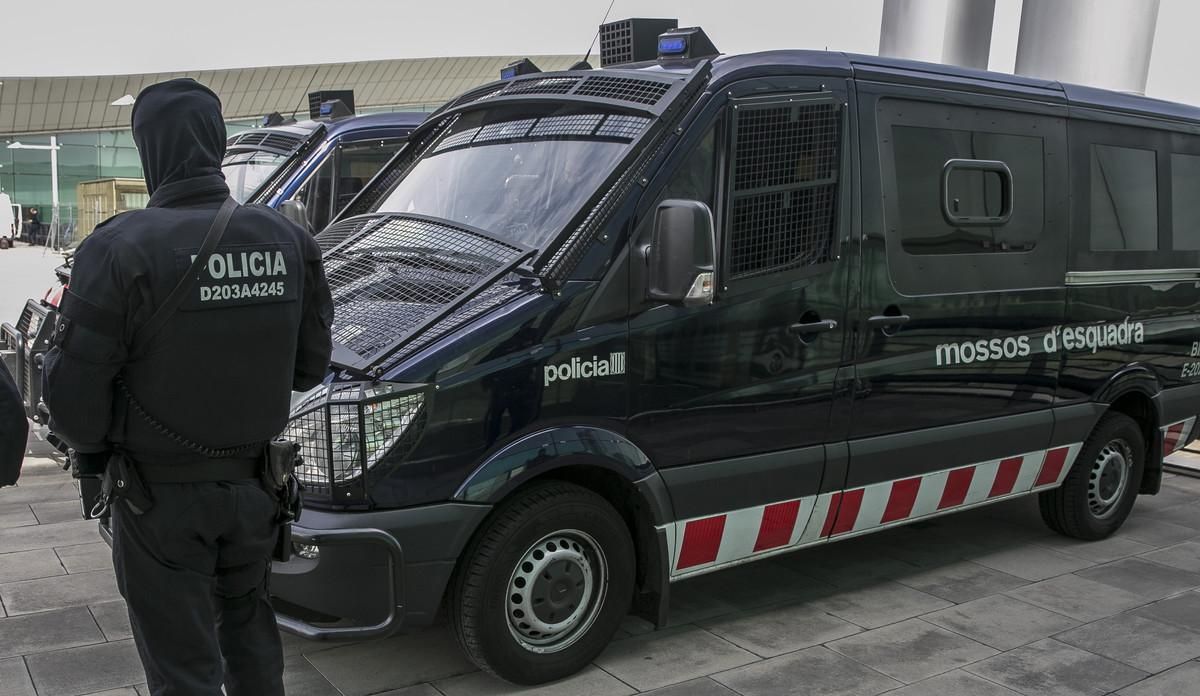 Unos mossos, de patrulla. Unos mossos, de patrulla.