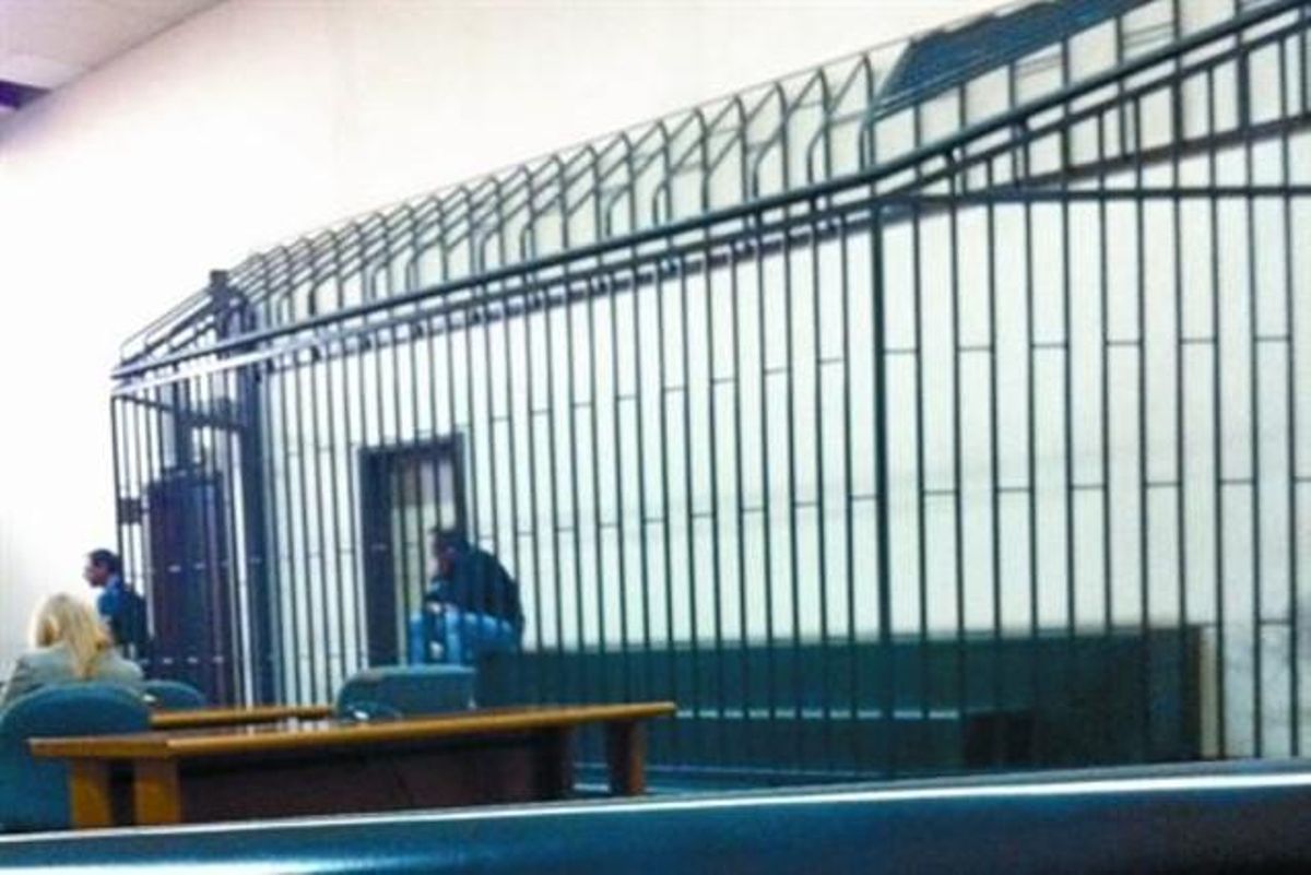Óscar Sánchez, sentado en la jaula de los procesados del tribunal de Nápoles, antes de ser declarado inocente, el miércoles pasado. Óscar Sánchez, sentado en la jaula de los procesados del tribunal de Nápoles, antes de ser declarado inocente, el miércoles pasado.