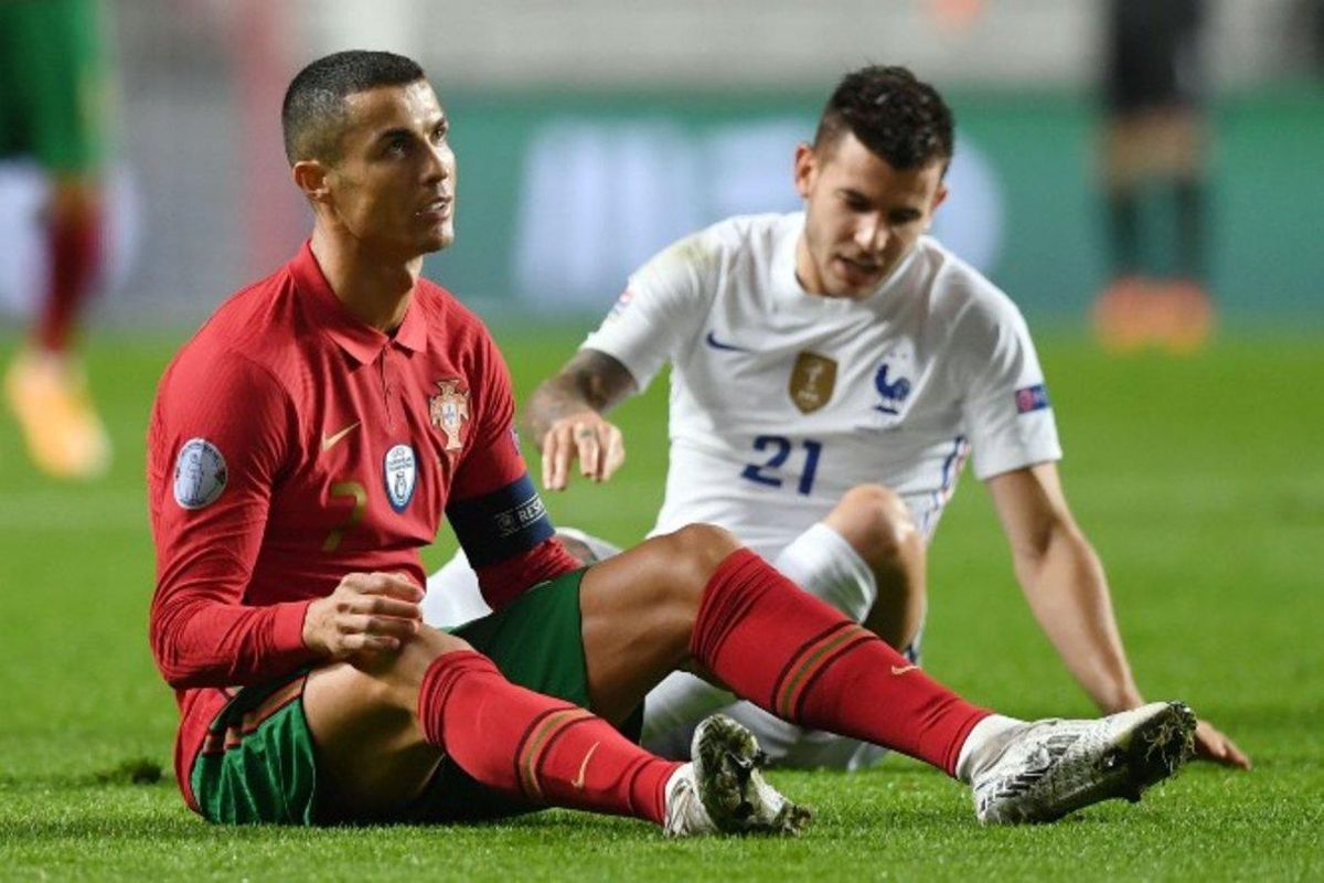 Cristiano Ronaldo protesta una falta ante Lucas Hernández. Cristiano Ronaldo protesta una falta ante Lucas Hernández.